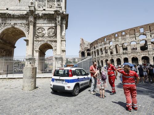Roma, malori al Colosseo. Il gran caldo colpisce anche i turisti