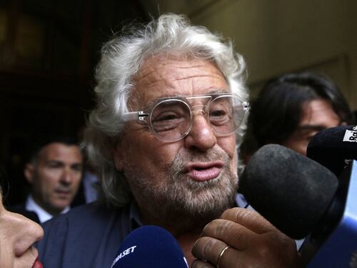 Beppe Grillo travolto sui social per il post prima di Tel Aviv: "È morto un italiano, imbecille"