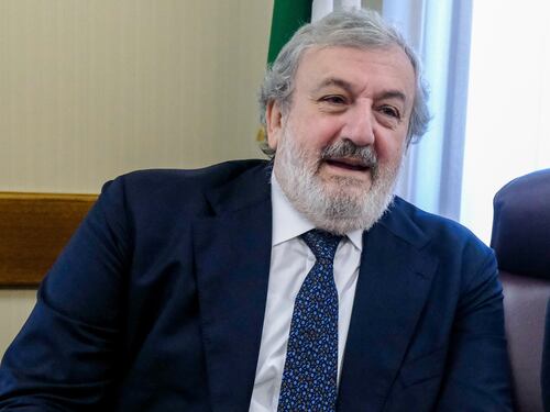 Puglia, trasferta da paperoni a Miami: anche il Pd striglia Emiliano