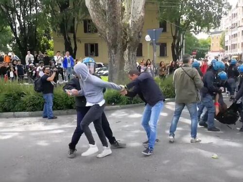 In Emilia sassi e cori contro Salvini. Il vicepremier: "Fatevi meno canne"