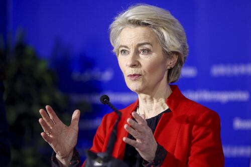 Meloni-von der Leyen, l'accordo sui migranti manda in tilt la sinistra