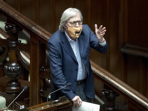 Mascherina senza motivo? Scatta la multa. Perché Vittorio Sgarbi ha fatto bene