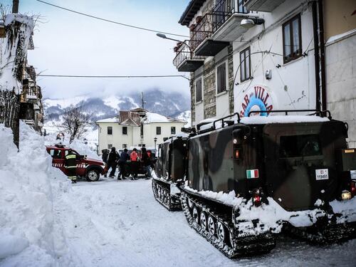 Terremoto, migliaia al buio e allarme valanghe: popolazioni in ginocchio