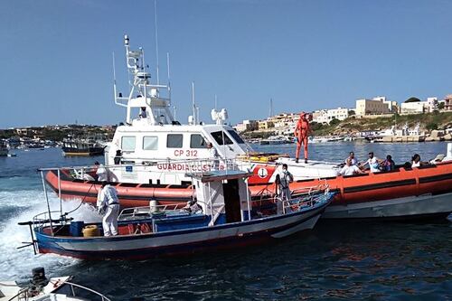 Non si fermano gli sbarchi dei migranti. Anche una bambina in porto a Lampedusa