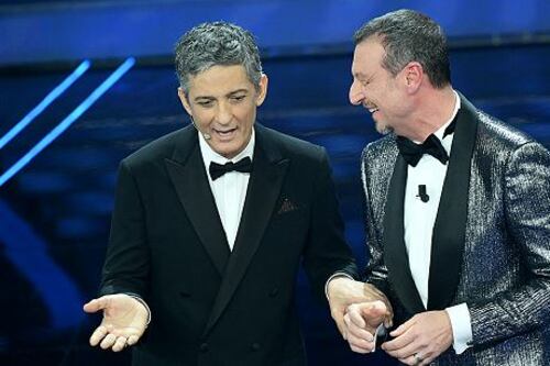 Fiorello Don Matteo apre Sanremo. E spara subito sul M5s
