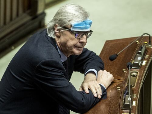 Selvaggia Lucarelli contro Zangrillo, il colpo di grazia di Vittorio Sgarbi: il Covid non ti ha voluto