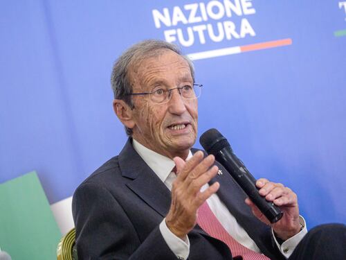 Fini torna in pista ed elogia Meloni: "Giorgia crede in quello che dice"