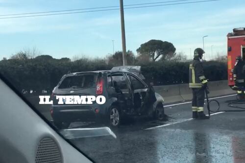 Auto in fiamme sul Raccordo. Gra bloccato e code per chilometri