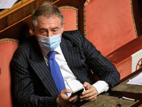 Urso si prende il Copasir ma nel centrodestra è gelo. Lo schiaffo di Salvini a Meloni: contro la legge