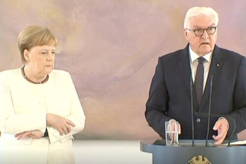 La Merkel trema ancora, paura per la Cancelliera