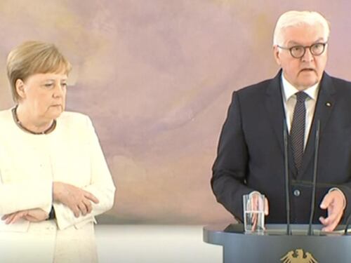 La Merkel trema ancora, paura per la Cancelliera