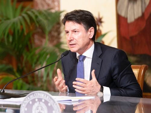 Conte chiede aiuto a Berlusconi e Sallusti. Rabbia M5s, lui prova la marcia indietro