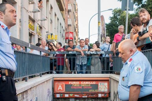 Le scale mobili non funzionano. Chiusa la stazione Furio Camillo
