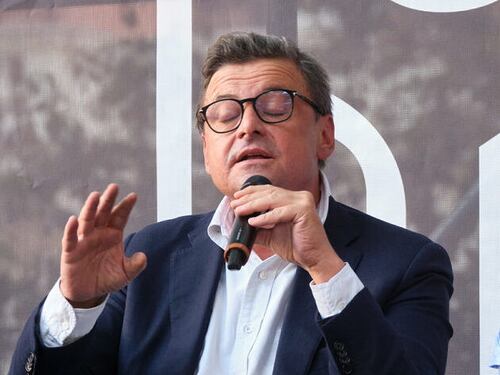 Carlo Calenda dica a zia Francesca Comencini di girare a Cinecittà invece che in Romania