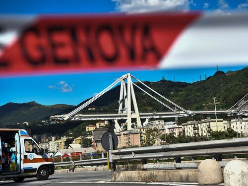"Ponte crollato per un attentato": la tesi choc di un ingegnere. La Procura: delirio
