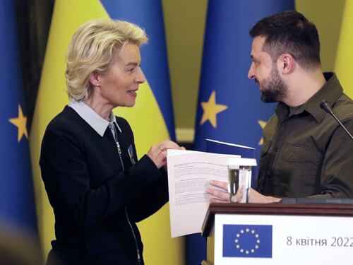 Von der Leyen accelera sull'Ucraina nella Ue: "È candidata all'adesione". E sanzioni più dure alla Russia