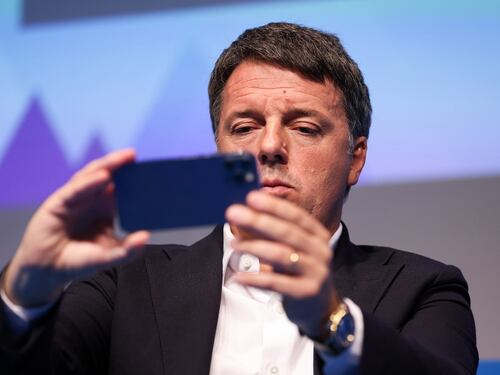 Governo, battutaccia di Renzi sul patto Meloni-Berlusconi. Il tweet incendiario