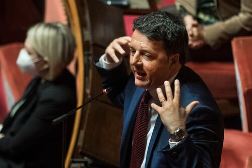 Matteo Renzi abbaia e non morde. Salva Bonafede e la Meloni lo umilia così