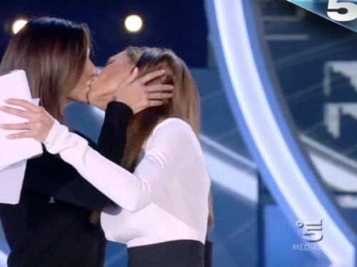 Grande Fratello Vip: fuori Simona Izzo, in nomination Flaherty e Aida. Belen bacia Ilary e riabbraccia i fratelli, Onestini piange