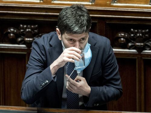 Non c'è Speranza con un ministro così alla Salute. Gianluigi Paragone: "Ora si dimetta"