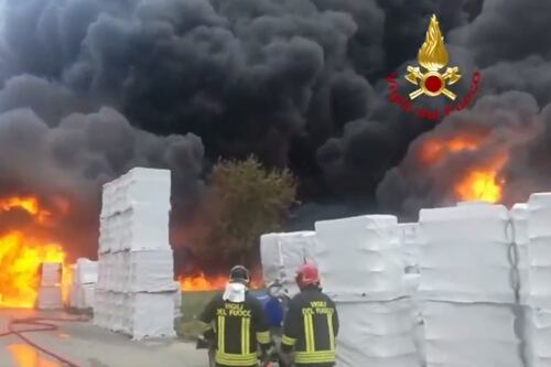 Fabbrica di batterie a fuoco: fumo tossico ad Avellino