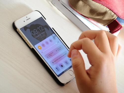 Scuola, insegnanti e genitori "promuovono" lo stop ai cellulari in classe di Valditara
