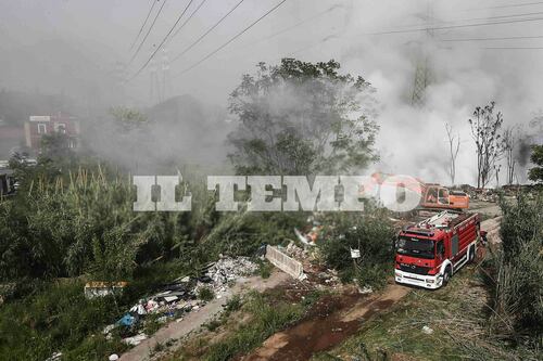 Incendio nella discarica, fiamme spente. Ora il pericolo sono i fumi tossici