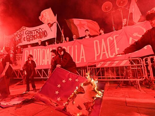 Il 25 aprile dell'odio rosso, scontri a Torino. Iv e PiùEuropa: "Ci hanno aggredito"