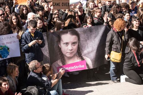 Le gretine in piazza a fare la rivoluzione dei buoni sentimenti