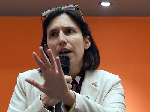 Ue, mezzo Pd si ribella a Elly Schlein: il voto sul riarmo spacca il partito