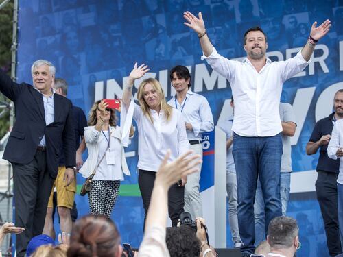 Il centrodestra tiene le distanze e scalda piazza del Popolo. Salvini: mi fido di Berlusconi