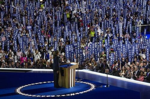 Kamala Harris, cosa resta della convention? Un'epidemia di Covid