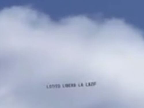 Lazio, contestazione nei cieli: sull'aereo il messaggio volante per Lotito (video)