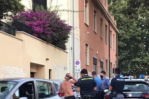 Litigano con un poliziotto e lo feriscono con un petardo. Rissa sul lungomare ad Anzio