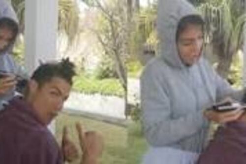 Cristiano Ronaldo: state a casa. E Georgina gli taglia i capelli