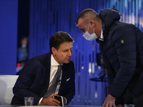 Nel Movimento 5 Stelle si arricchiscono scrivendo libri di "intrighi"