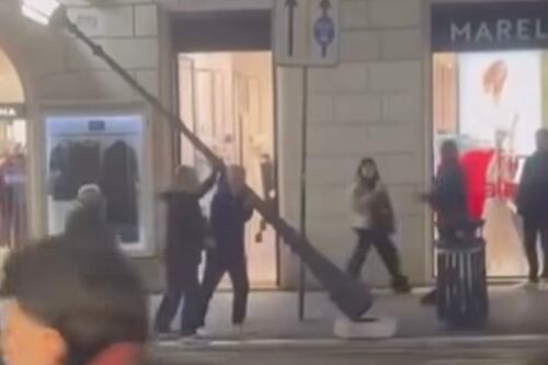 Roma, dopo gli alberi pure i lampioni: il pericolo arriva ancora dall'alto