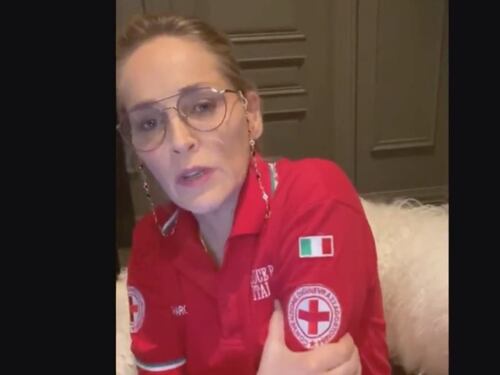 Sharon Stone con la divisa della Croce rossa: angeli vi ammiro
