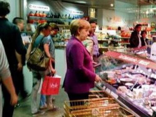 Soffia il portafoglio ad Angela Merkel davanti alla guardia del corpo. Il furto al supermercato imbarazza Berlino