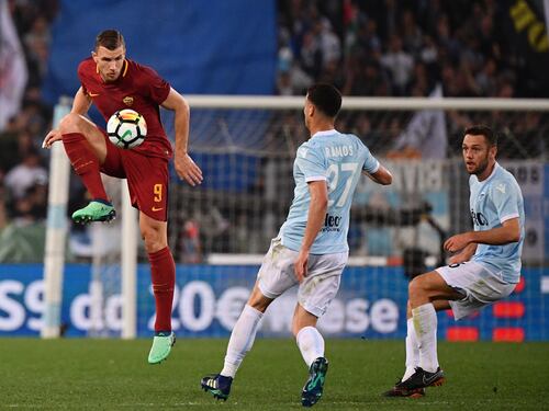 Derby senza reti all'Olimpico. Lazio in 10, due legni per la Roma