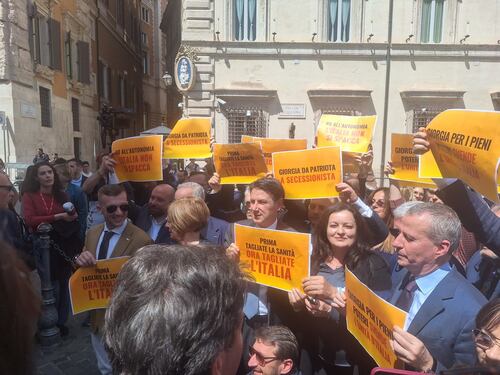Palazzo Chigi, Conte inscena il flash mob contro l'Autonomia differenziata