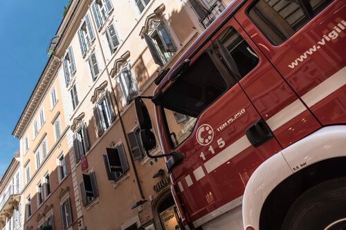 Via Frattina, palazzo evacuato per rischio di crollo