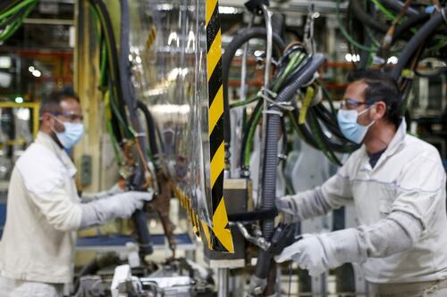 Pensioni, altro che quota 100. Al lavoro fino a 74 anni