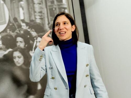 Sondaggi, tra saluti romani e pistole il Pd sprofonda. FdI verso il 30 per cento
