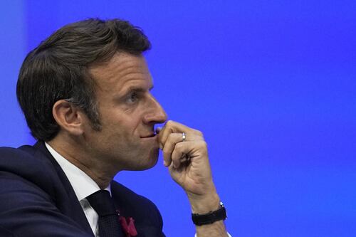 Elezioni in Francia, batosta per Macron senza maggioranza: "Cercheremo compromessi". Boom di Le Pen