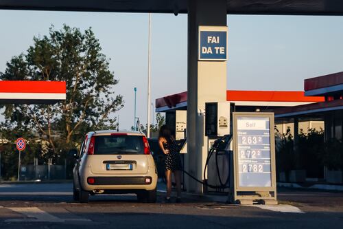 Prezzi benzina, sospiro di sollievo per gli automobilisti: giù i prezzi. Ma il diesel...