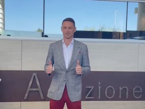 Roma, Nemanja Matic è sbarcato a Ciampino. Look super-elegante e primi autografi ai tifosi