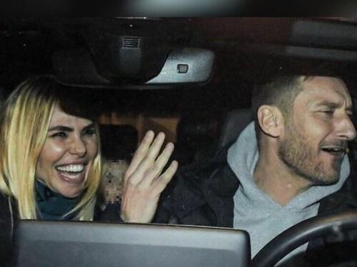 Sorrisi, smorfie e risate, la cena di Totti e Ilary spegne il gossip