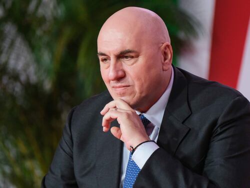 Guerra in Ucraina, “sciocco raro”. Crosetto risponde con ironia e sotterra Medvedev