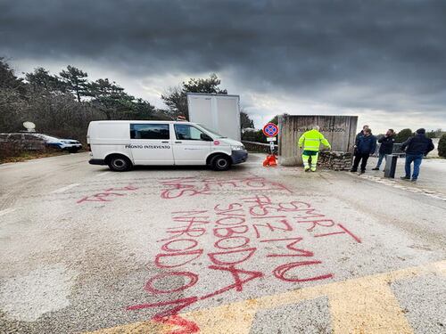 Basovizza, vandalizzata la foiba. Meloni: "Oltraggio alla nazione"